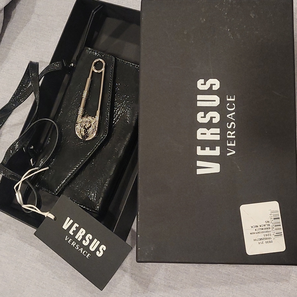 Versace Versus Black Patent Leather Crossbody w/Medusa Safety Pin Incl Box - Picture 2 of 8